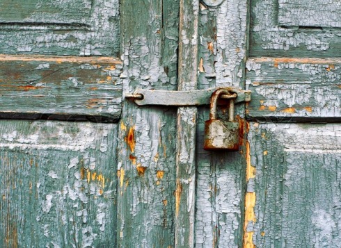 1637137-old-lock-on-a-door