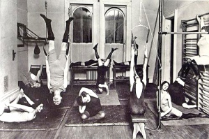 1910-womens-gym-new-york-city-vintage-yoga-style-photo